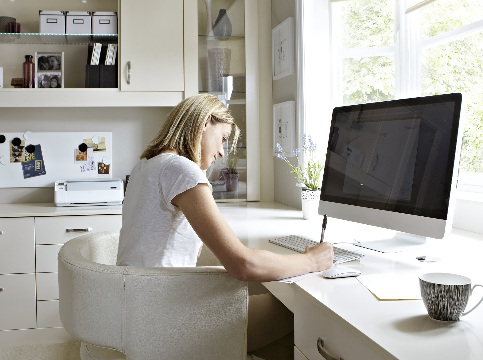 Подработка дома на компьютере. Девушка за ноутбуком в офисе. Комфортное рабочее место. Рабочее место фрилансера. Женщина за компьютером дома.
