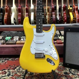 Электрогитара Fender Stratocaster SSS Rebel Yellow Japan 1988 w/gigbag в аренду